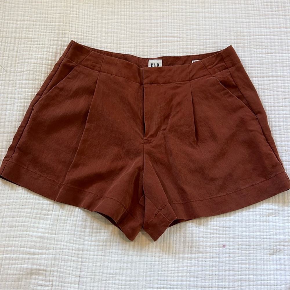 GAP Softsuit Front Pleat High Rise Dress Shorts in Size 6 Petite